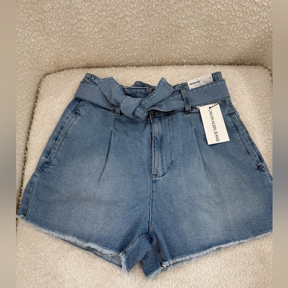 NWT Calvin Klein Jeans Women's Hi Rise Self Belted W/Raw Hem Short - Picture 1 of 6